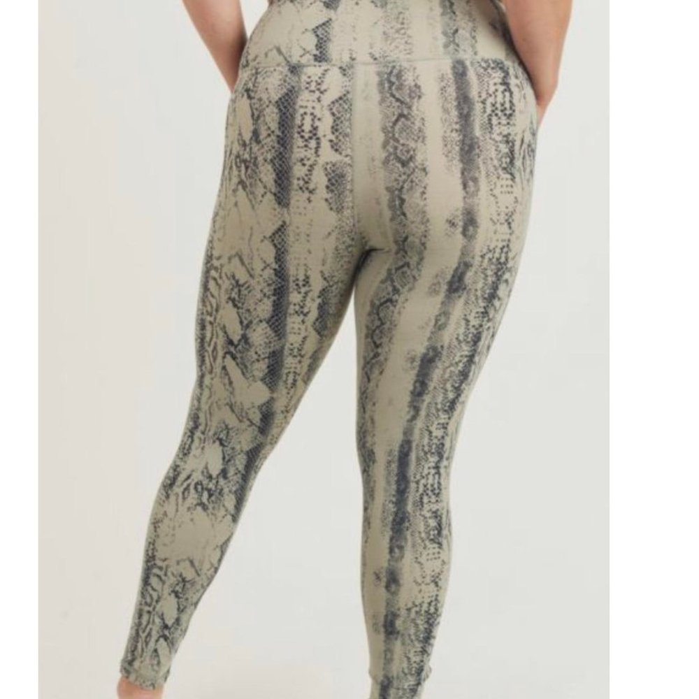 ~PLUS~NWT- Python Print Leggings - Picture 2 of 6